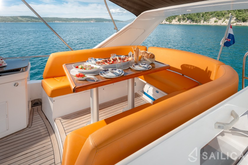 Sealine T 50 - Yacht Charter Sailica