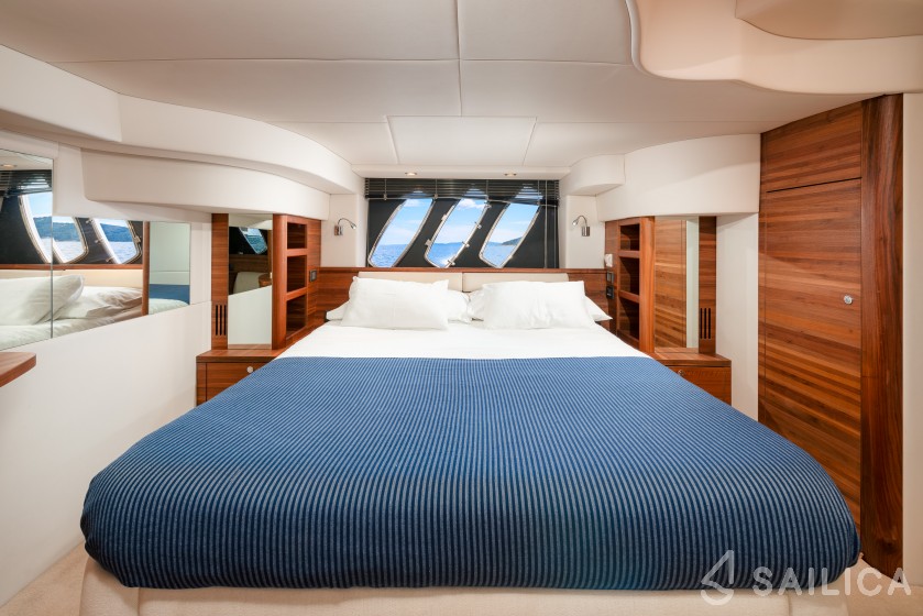 Sealine T 50 - Yacht Charter Sailica