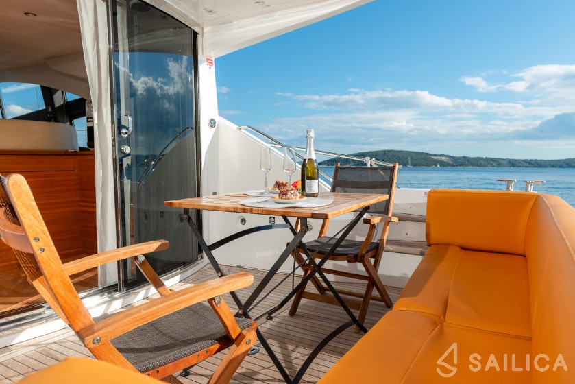 Sealine T 50 - Yacht Charter Sailica