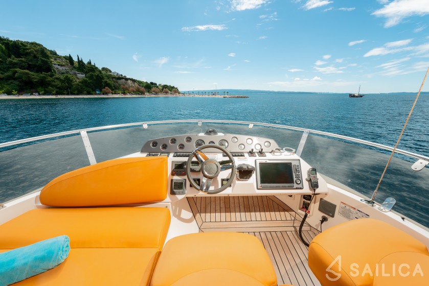 Sealine T 50 - Yacht Charter Sailica