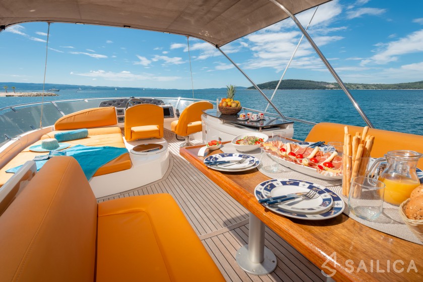 Sealine T 50 - Yacht Charter Sailica