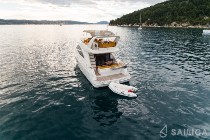 Sealine T 50 - Yacht Charter Sailica