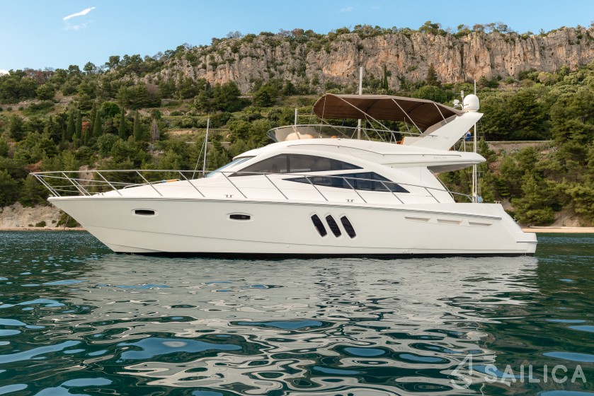 Sealine T 50 - Yacht Charter Sailica