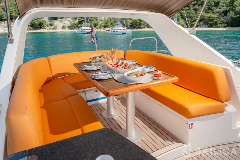 Sealine T 50 - Yacht Charter Sailica