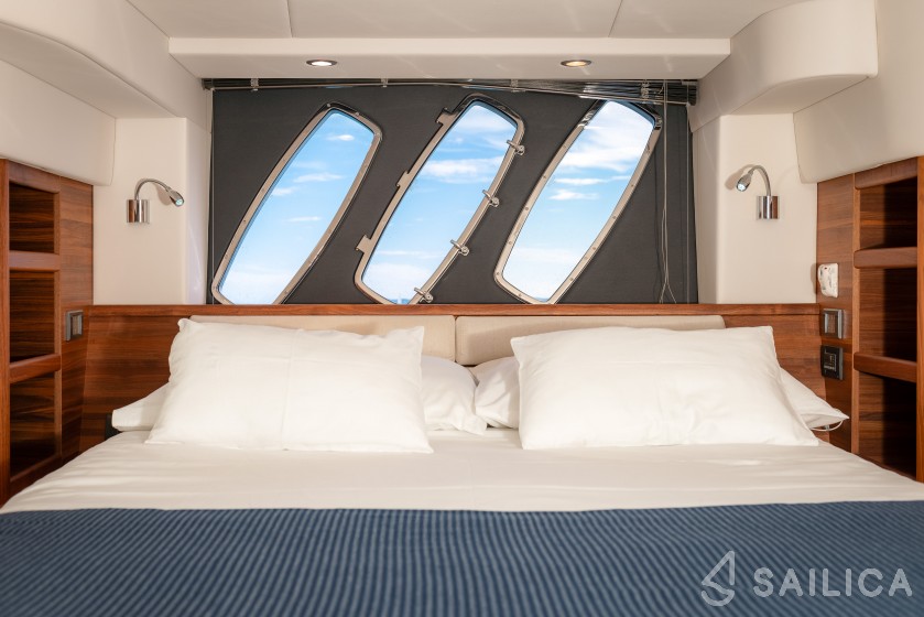 Sealine T 50 - Yacht Charter Sailica