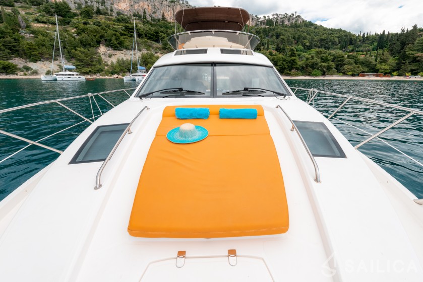 Sealine T 50 - Yacht Charter Sailica