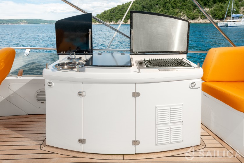 Sealine T 50 - Yacht Charter Sailica