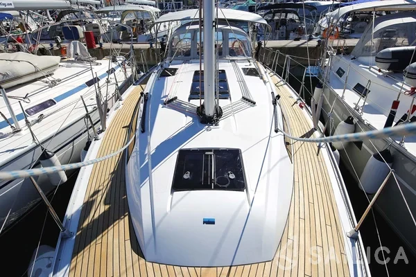 Bavaria 37 Cruiser - Yacht Charter Sailica
