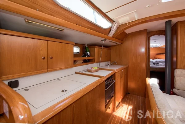 Sun Odyssey 42.2 Exclusive - 3 cab. - Yacht Charter Sailica