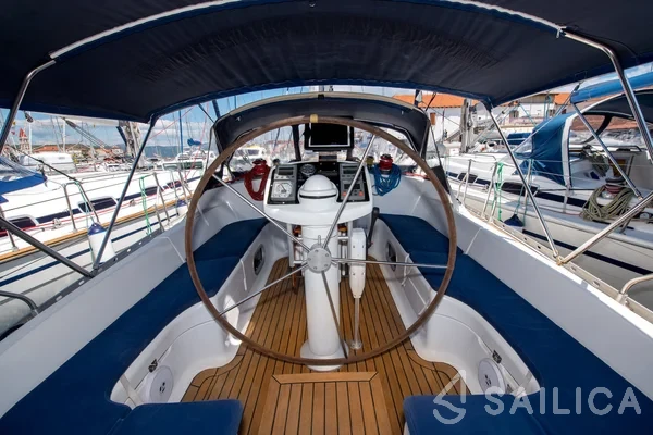 Sun Odyssey 42.2 Exclusive - 3 cab. - Yacht Charter Sailica
