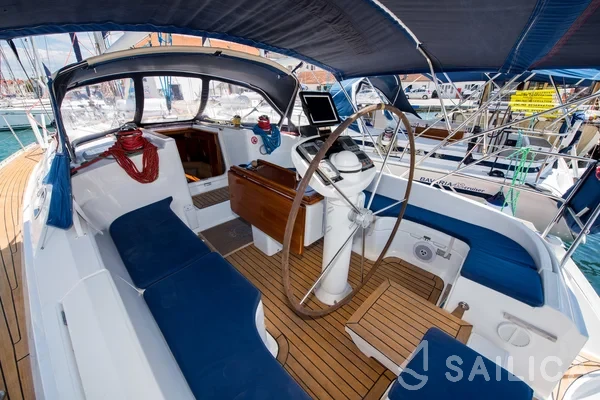 Sun Odyssey 42.2 Exclusive - 3 cab. - Yacht Charter Sailica