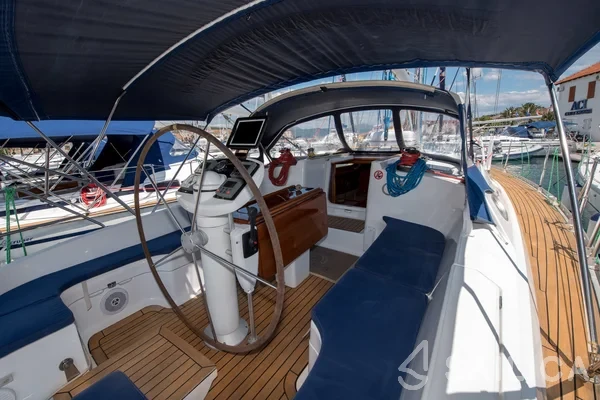 Sun Odyssey 42.2 Exclusive - 3 cab. - Yacht Charter Sailica