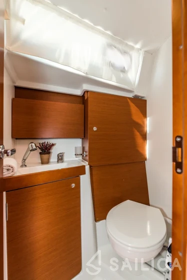 Oceanis 38.1 - Yacht Charter Sailica