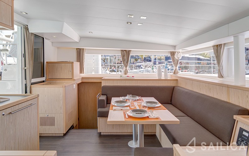 Lagoon 400 - Yacht Charter Sailica