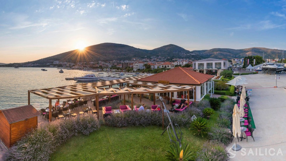 Oceanis 51.1 - Yacht Charter Sailica