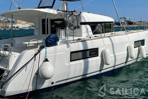Lagoon 40 - Yacht Charter Sailica
