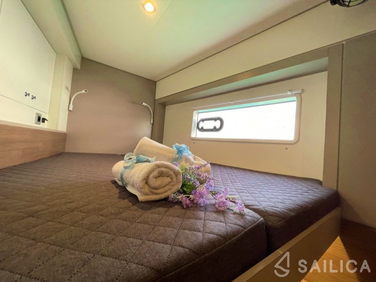 Bali 4.2 - 4 + 1 cab. - Yacht Charter Sailica