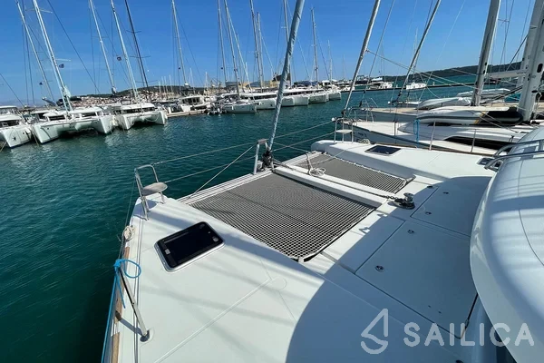 Lagoon 40 - Yacht Charter Sailica