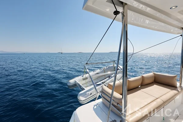 Bali 4.1 - Yacht Charter Sailica