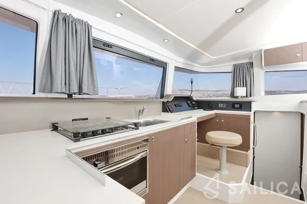 Bali 4.1 - Yacht Charter Sailica