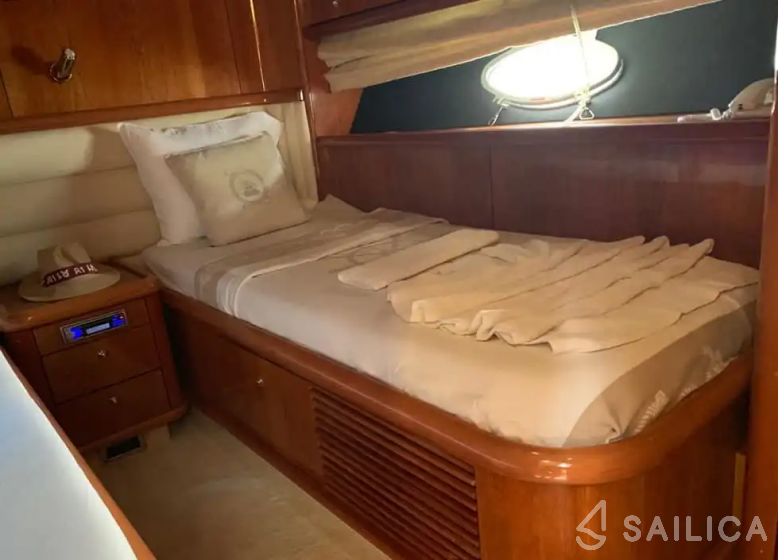 Sunseeker Manhattan 84 - Yacht Charter Sailica