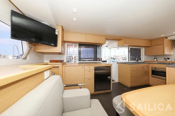 Lagoon 450  Flybridge - Yacht Charter Sailica