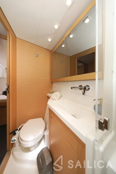 Lagoon 450  Flybridge - Yacht Charter Sailica