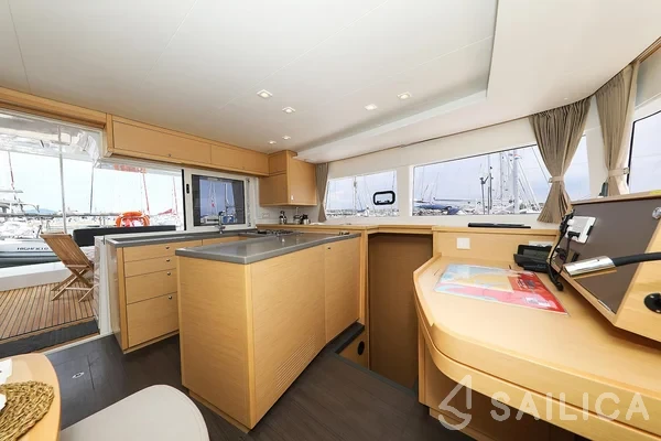 Lagoon 450  Flybridge - Yacht Charter Sailica