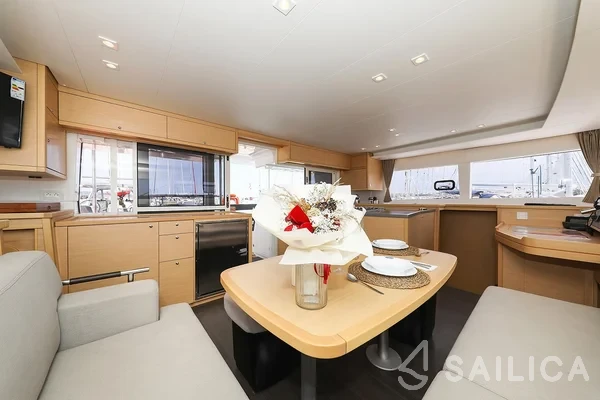 Lagoon 450  Flybridge - Yacht Charter Sailica