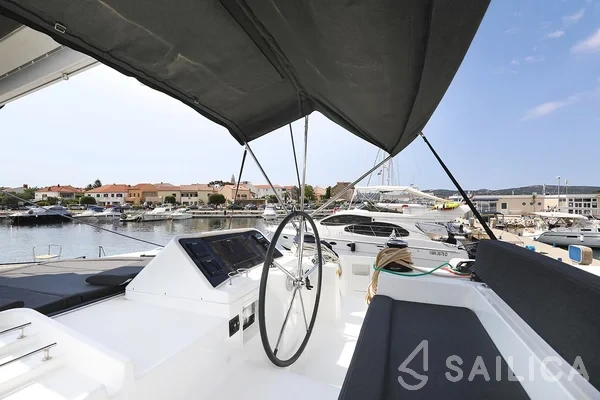 Lagoon 450  Flybridge - Yacht Charter Sailica