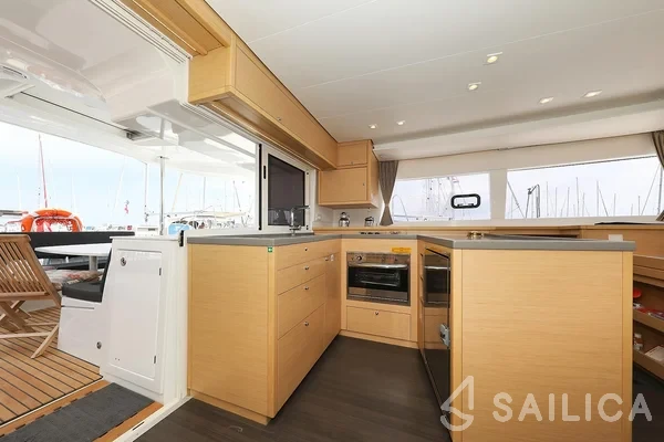 Lagoon 450  Flybridge - Yacht Charter Sailica