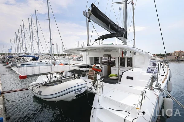 Lagoon 450  Flybridge - Yacht Charter Sailica