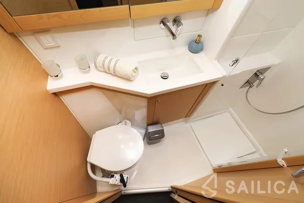 Lagoon 450  Flybridge - Yacht Charter Sailica