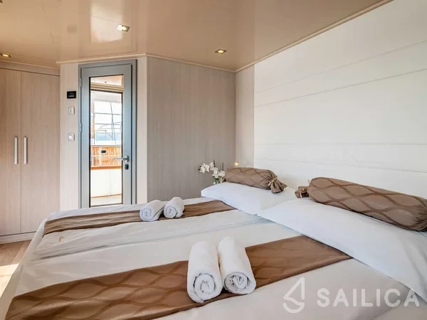 Luxury Motor Yacht - Yacht Charter Sailica