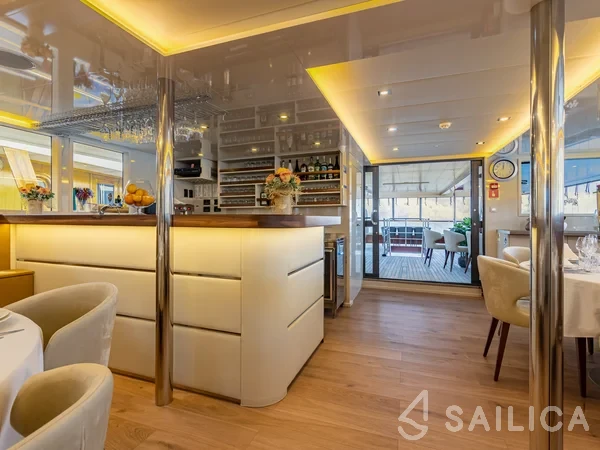 Luxury Motor Yacht - Yacht Charter Sailica