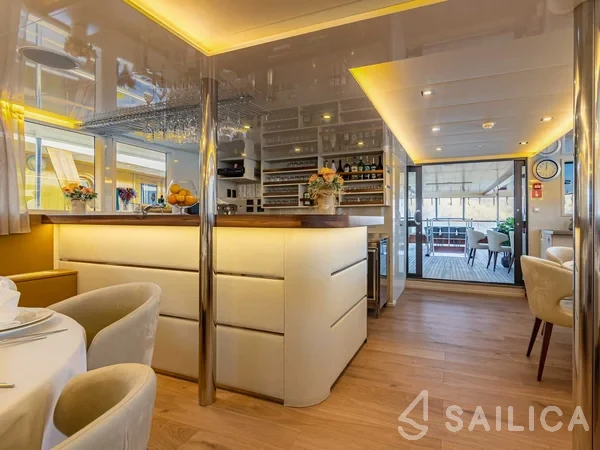 Luxury Motor Yacht - Yacht Charter Sailica
