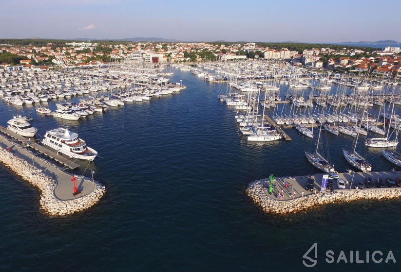 Bavaria Cruiser 45 - 4 cab. - Yacht Charter Sailica