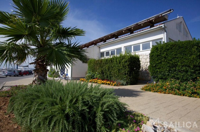 Bavaria Cruiser 45 - 4 cab. - Yacht Charter Sailica