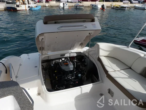Chaparral 225 - Yacht Charter Sailica