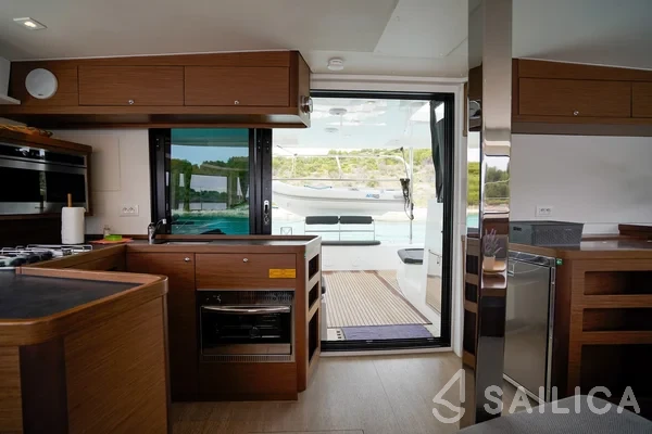 Lagoon 42 - Yacht Charter Sailica