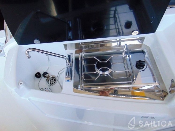 Cap Camarat 9.0 WA - Yacht Charter Sailica