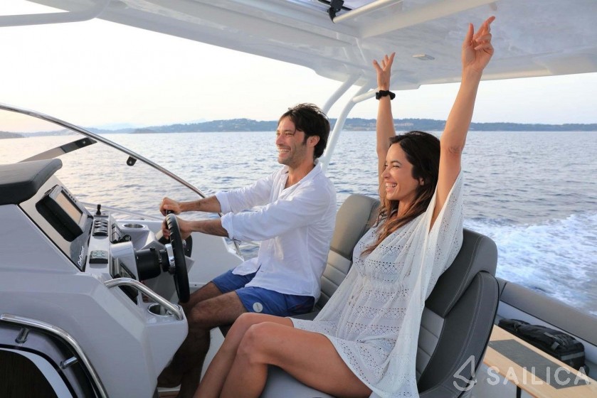 Cap Camarat 9.0 WA - Yacht Charter Sailica