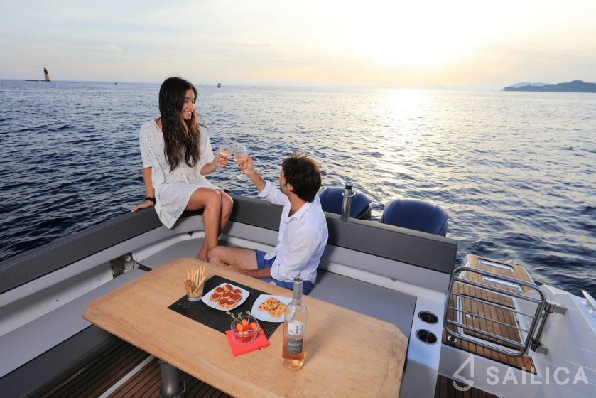 Cap Camarat 9.0 WA - Yacht Charter Sailica