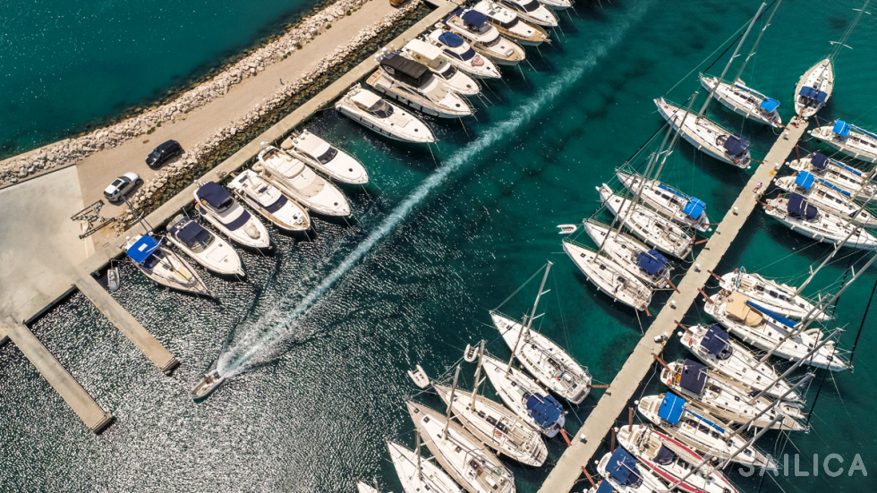Cap Camarat 9.0 WA - Yacht Charter Sailica