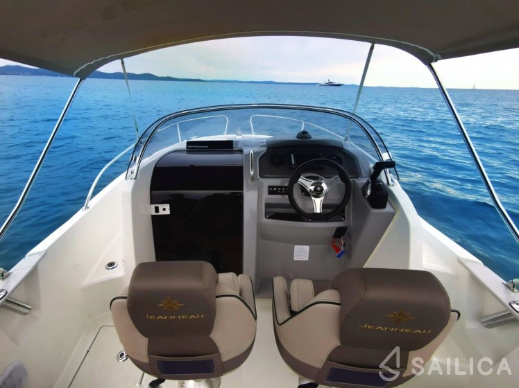 Cap Camarat 650 - Yacht Charter Sailica