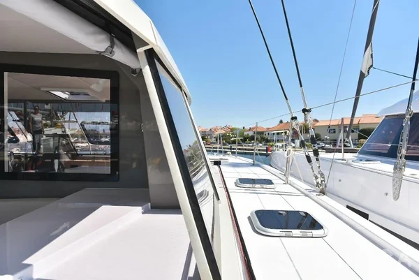 Nautitech 40 open NEW - 4 + 2 cab. - Yacht Charter Sailica