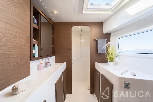 Lagoon 42 - Yacht Charter Sailica