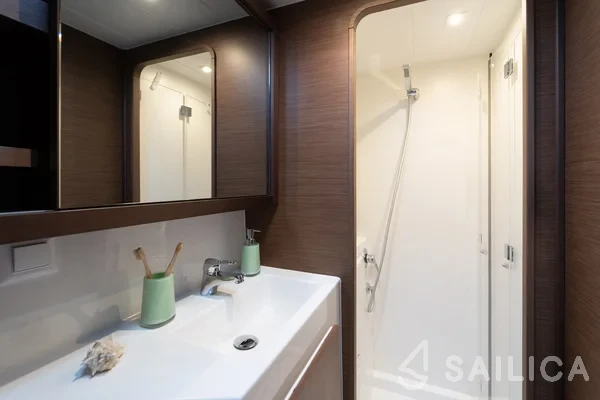 Lagoon 42 - Yacht Charter Sailica