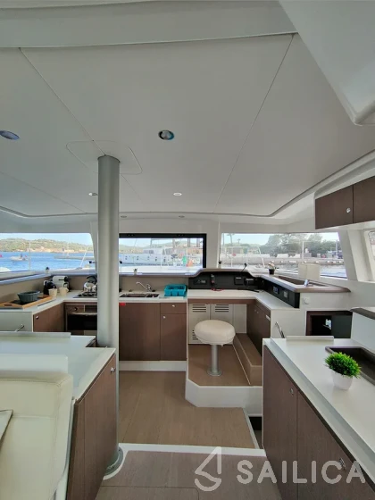Bali 4.1 - Yacht Charter Sailica