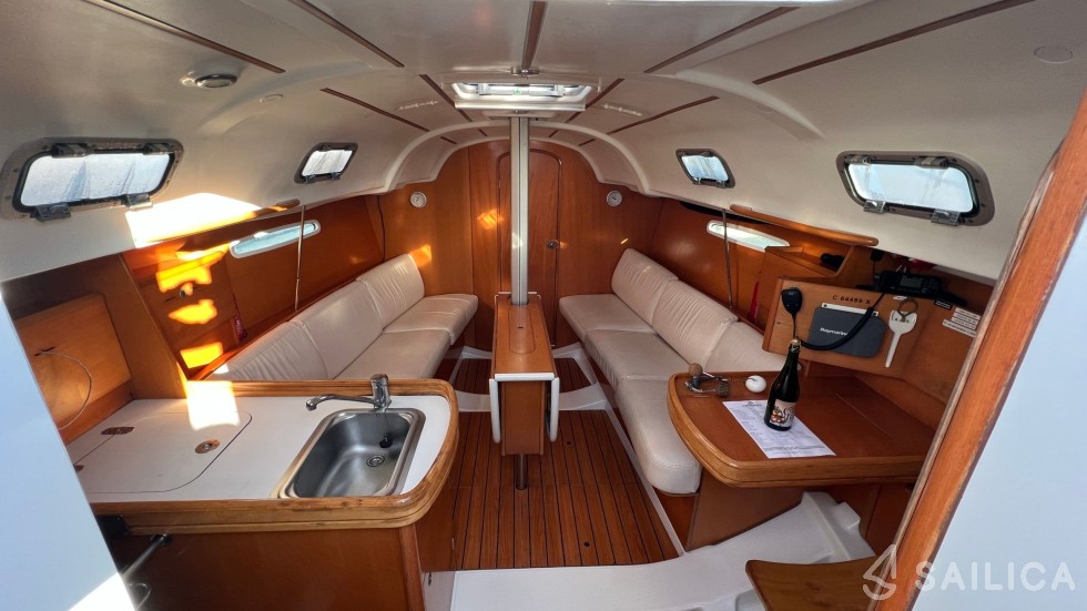 First 31.7 - Yacht Charter Sailica